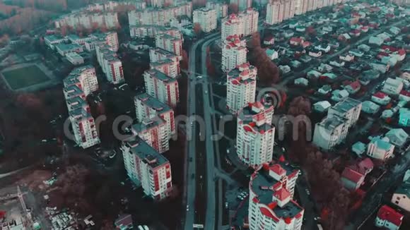 日落时的鸟瞰城市交通和建筑物4k乌克兰Ternopil视频的预览图