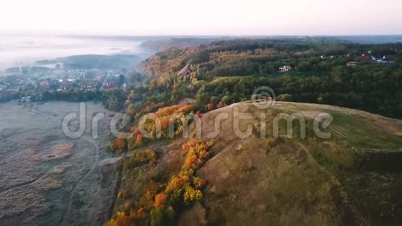 空中录像美丽的秋乡自然山顶上有公路背景上有村庄视频的预览图
