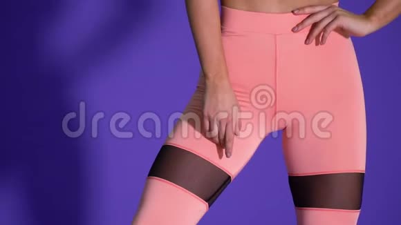 穿着粉色瑜伽裤的女人害羞了捂着裤裆视频的预览图