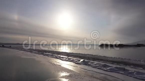 鸟瞰贝加尔湖美丽的冰光环令人惊叹的太阳克隆射击视频的预览图