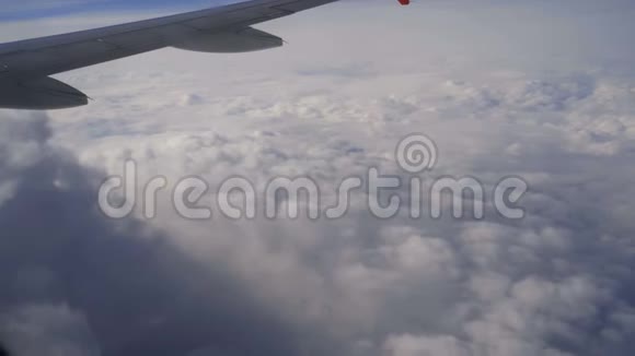 飞机飞行飞行在云上的飞机翼视频的预览图
