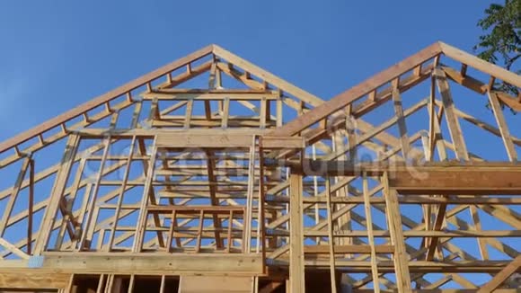在蓝天框架结构木屋木框架下木棍建造了家视频的预览图