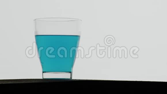 冰崽掉在蓝色的饮料里视频的预览图