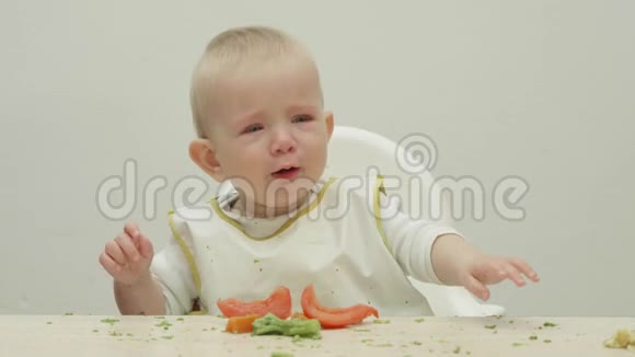 婴儿在婴儿椅上哭泣母亲手中提供食物困难食物多样化视频的预览图