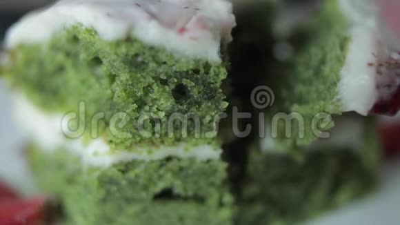 美味可口的新鲜饼干糕点蛋糕和草莓果酱极致特写视频的预览图
