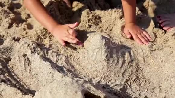 孩子在夏天的沙滩上玩沙子视频的预览图