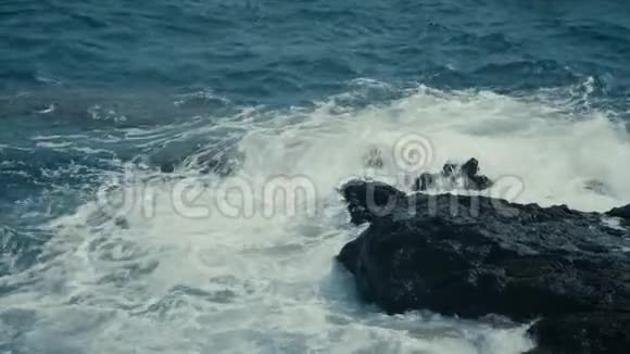 海浪拍打岩石的慢镜头视频的预览图