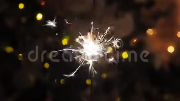 在纳拉齐尼的背景下燃烧着火花圣诞树的灯和花环在旁边视频的预览图