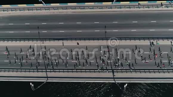 4的空中无人机飞行马拉松在桥上跑步水平移动小车拍摄顶部视图视频的预览图