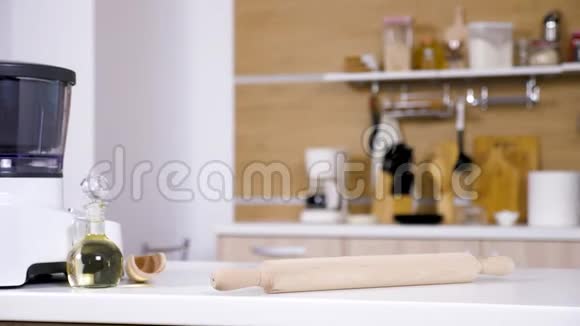 现代化的空厨房配有不同的烹饪配件视频的预览图