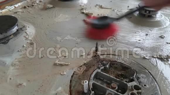 清洗煤气炉的脏面视频的预览图