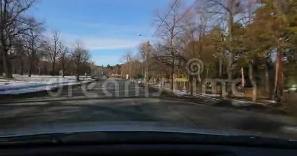 冬天开车穿过一个小镇视频的预览图