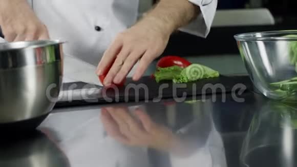 厨师在厨房做新鲜沙拉特写厨师手切番茄视频的预览图