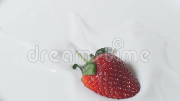 草莓落入酸奶溅得慢早上的早餐视频的预览图