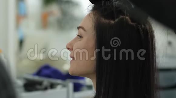 美容院理发厅做理发师的年轻女子视频的预览图