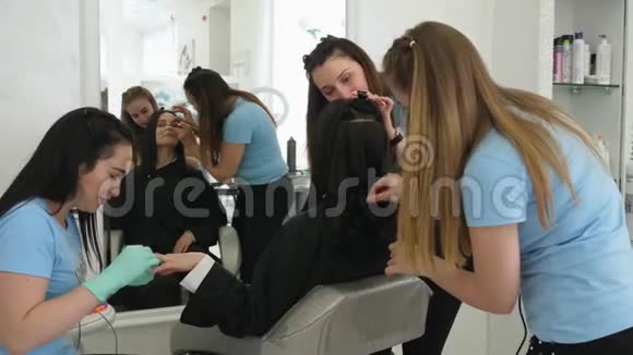 美容院在室内为顾客做美甲和化妆时的发型视频的预览图