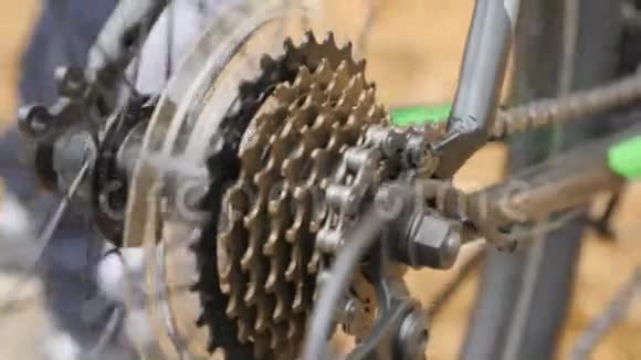 速自行车后链轮高速自行车后链轮在旋转轮的背景下视频的预览图