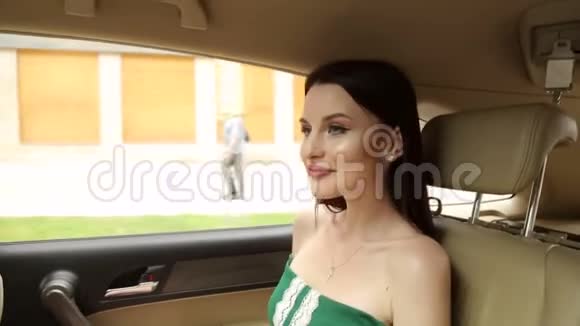 豪华轿车后座年轻女孩的肖像视频的预览图
