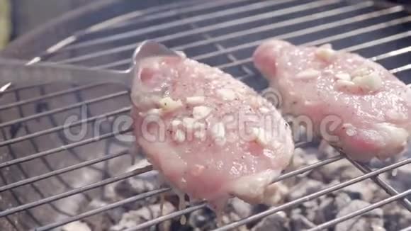 烧烤架上烹制美味的肉排视频的预览图