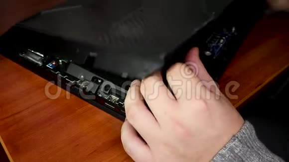 笔记本电脑去掉了后盖可见芯片和一个高手的手修理笔记本电脑和电脑的概念吸尘机视频的预览图