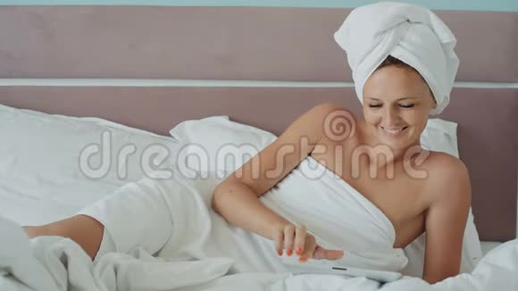 女人洗澡后用平板电脑视频的预览图