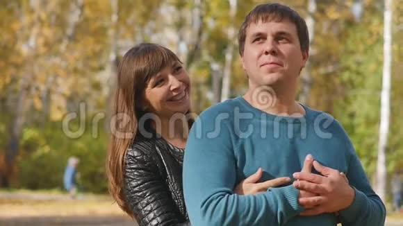爱情人际关系季节和人的概念快乐的年轻夫妇在秋天公园玩视频的预览图