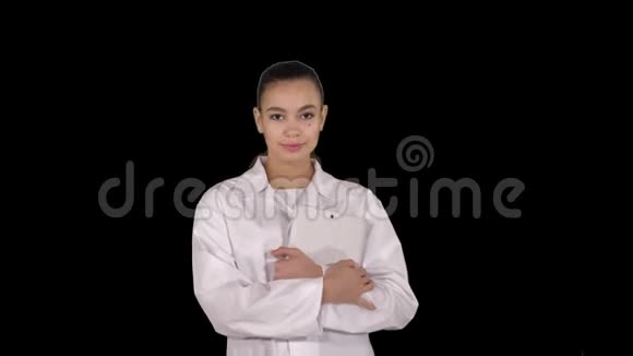 女医生手里拿着药片走路阿尔法频道视频的预览图