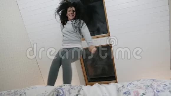 女人在床上缓慢地蹦蹦跳跳地跌倒视频的预览图