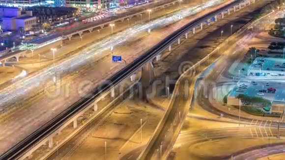 迪拜码头和朱美拉湖塔区的谢赫扎耶德公路交通视频的预览图