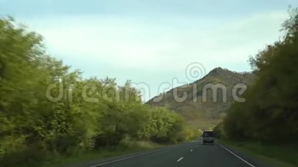 平滑的柏油路在山上视频的预览图