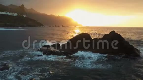 空中观景洋浪撞击岩石在美丽的日落光线下喷射靠近加拿大的特内里费视频的预览图