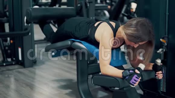 在健身房锻炼腿部和臀部肌肉的女人视频的预览图