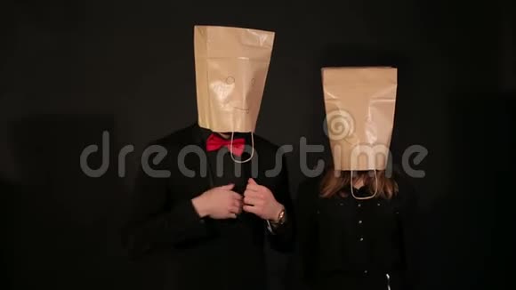 两人头上戴着黑色背景的包视频的预览图