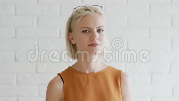 性格开朗的年轻女性短发视频的预览图