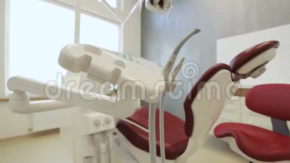 牙医工作场所设有牙科室和椅子视频的预览图