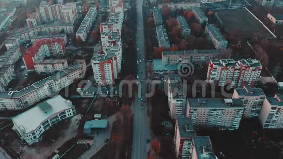 日落时的鸟瞰城市交通和建筑物4k乌克兰Ternopil视频的预览图