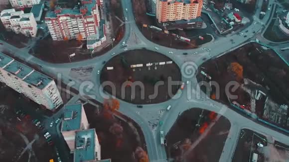 空中观景到道路圈城市汽车交通侧景特诺皮尔乌克兰视频的预览图