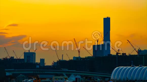 东京正在施工的起重机在黄昏时的一段时间内的倾斜视频的预览图