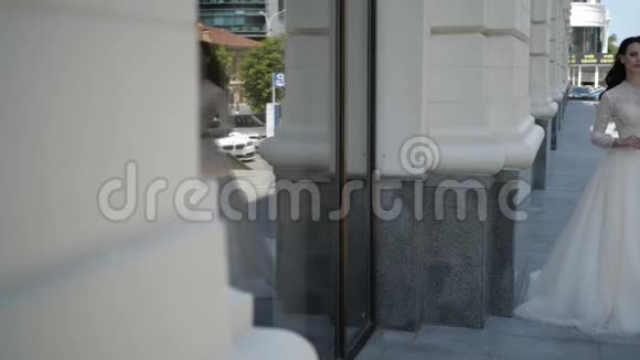 优雅的女孩站在门口视频的预览图