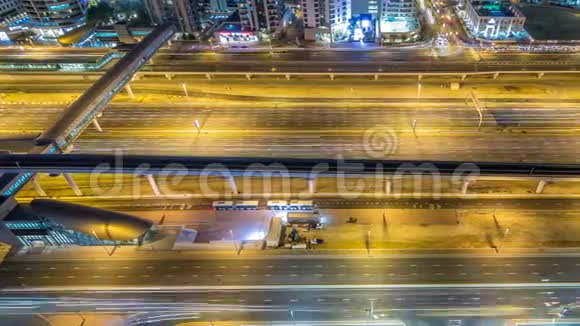 迪拜码头和朱美拉湖塔区的谢赫扎耶德公路交通视频的预览图