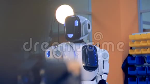 机器人在房间里转动头视频的预览图