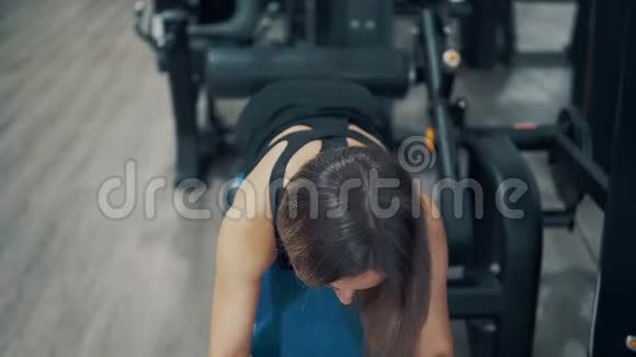 在健身房锻炼腿部和臀部肌肉的女人视频的预览图