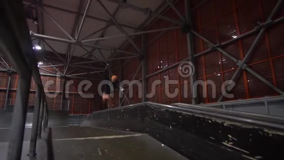 一个长着可怕的家伙在溜冰场对滚轮进行研磨动作缓慢视频的预览图