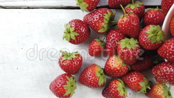 白色木桌上的草莓视频的预览图