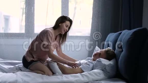 浪漫的情侣躺在床上充满激情视频的预览图