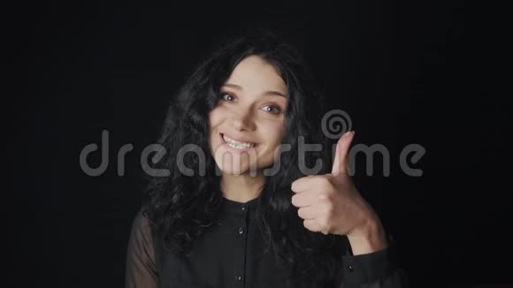 一个开朗的年轻女人的肖像出现了拇指视频的预览图