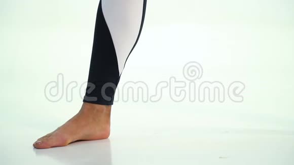 脚趾伸展运动的特写白色背景视频的预览图