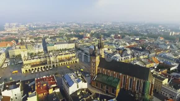 玛丽波兰克拉科夫历史中心主广场上的教堂视频的预览图