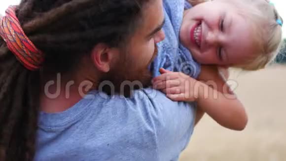 父亲很开心地抱着他的小金发女儿视频的预览图
