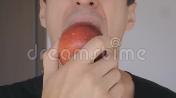 一群年轻人在家里厨房里吃红苹果吃新鲜苹果的家伙的画像视频的预览图